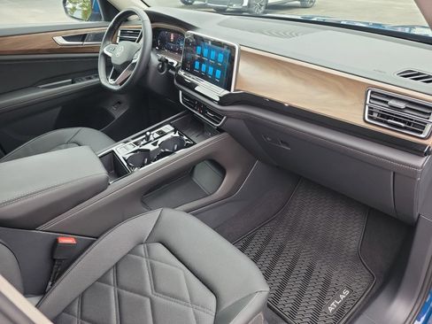 Certified 2025 Volkswagen Atlas SE image 32