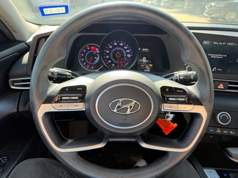 Used 2021 Hyundai Elantra SE FWD image 11