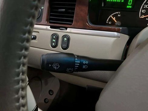 Used 2005 Lincoln Town Car Signature image 36