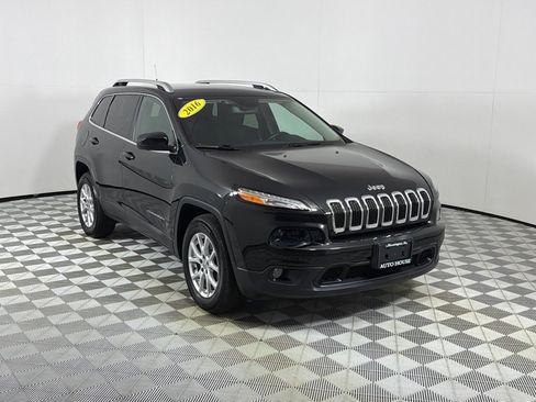 Used 2016 Jeep Cherokee Latitude w/ Cold Weather Group AWD/4WD image 3