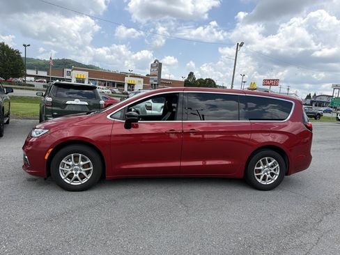 Used 2025 Chrysler Pacifica Select FWD image 10