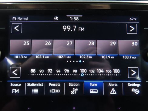 Used 2022 Volkswagen Tiguan SE image 16