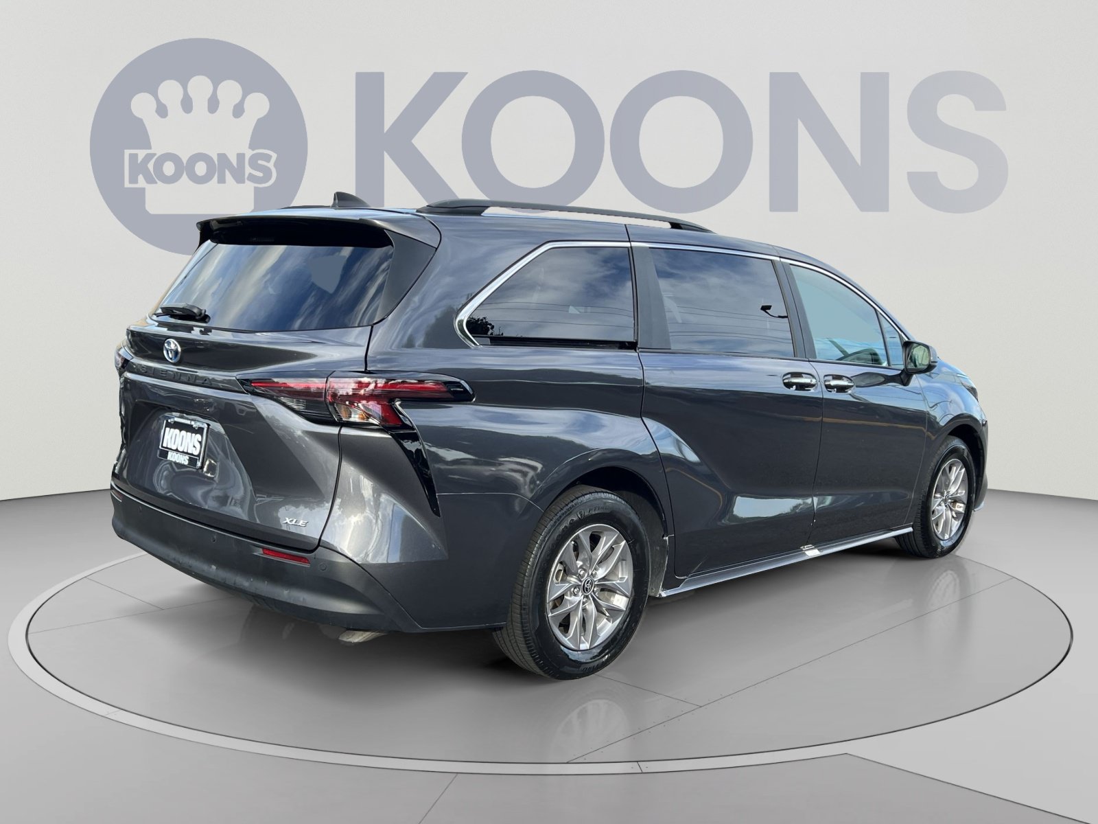 Used 2025 Toyota Sienna XLE FWD image 7