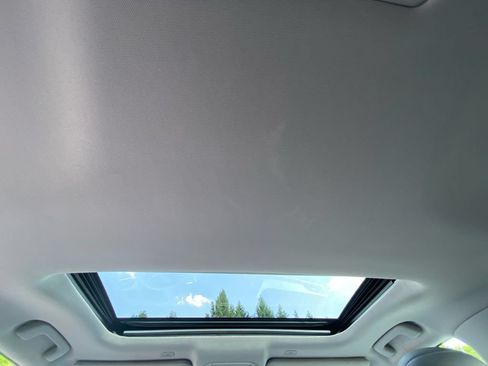 Used 2024 Toyota Highlander XLE AWD/4WD image 27