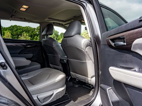 Used 2022 Toyota Highlander Limited FWD image 13