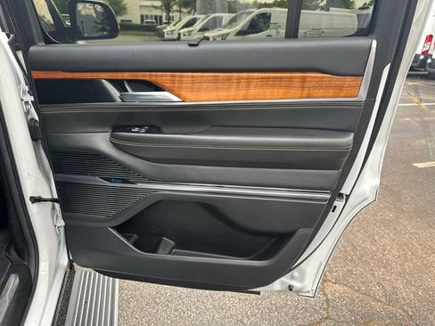 Used 2022 Jeep Grand Wagoneer Series III w/ Rear Seat Video Group 1 AWD/4WD image 18