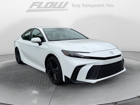 Used 2025 Toyota Camry SE FWD image 1