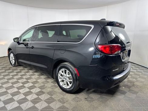 Used 2023 Chrysler Voyager LX image 5