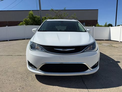 Used 2017 Chrysler Pacifica Touring-L FWD image 2