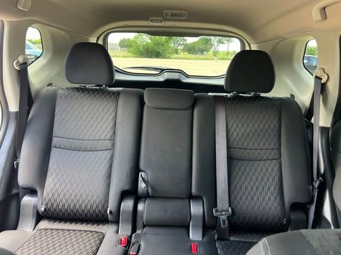 Used 2017 Nissan Rogue SV w/ SV Premium Package FWD image 18