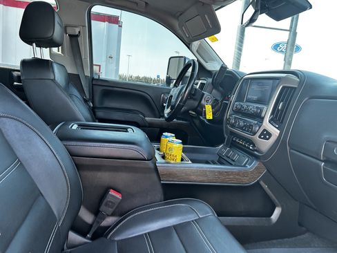 Used 2018 GMC Sierra 2500 Denali w/ Duramax Plus Package AWD/4WD image 12