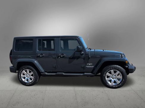 Used 2017 Jeep Wrangler Unlimited Sahara AWD/4WD image 7