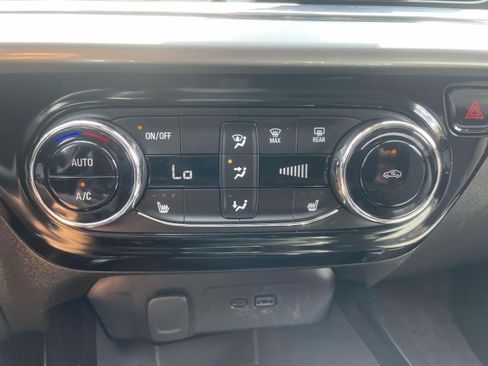Used 2025 Chevrolet Trax LT w/ LT Convenience Package FWD image 26