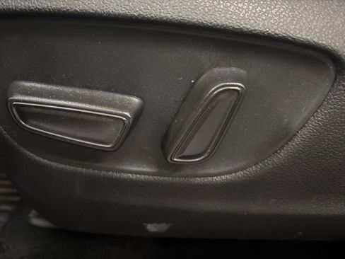 Used 2021 Toyota Highlander LE image 18