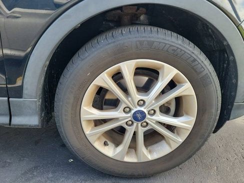 Used 2018 Ford Escape SE w/ SE Sync 3 Package FWD image 2