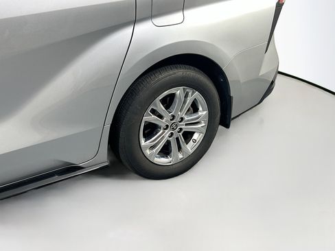 Used 2024 Toyota Sienna Platinum image 31