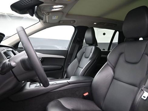 Used 2023 Volvo XC90 B5 Core image 9