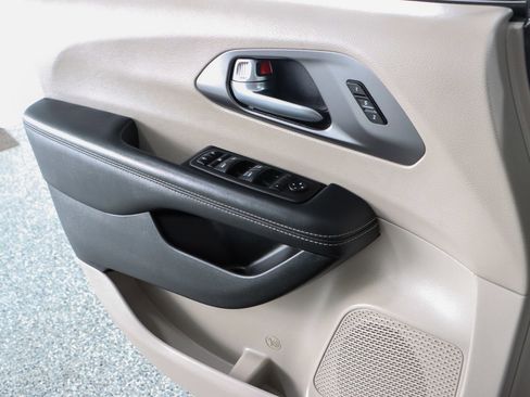 Used 2023 Chrysler Pacifica Touring-L image 21