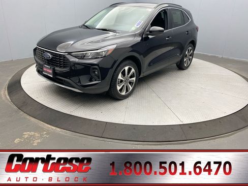 Used 2025 Ford Escape Platinum AWD/4WD image 1
