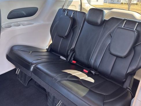 Used 2024 Chrysler Pacifica Touring-L image 38