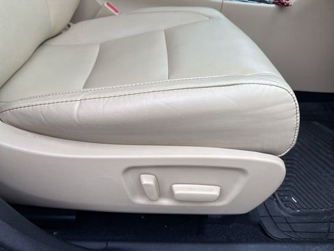 Used 2017 Toyota Highlander XLE w/ Carpet Mat Package AWD/4WD image 17