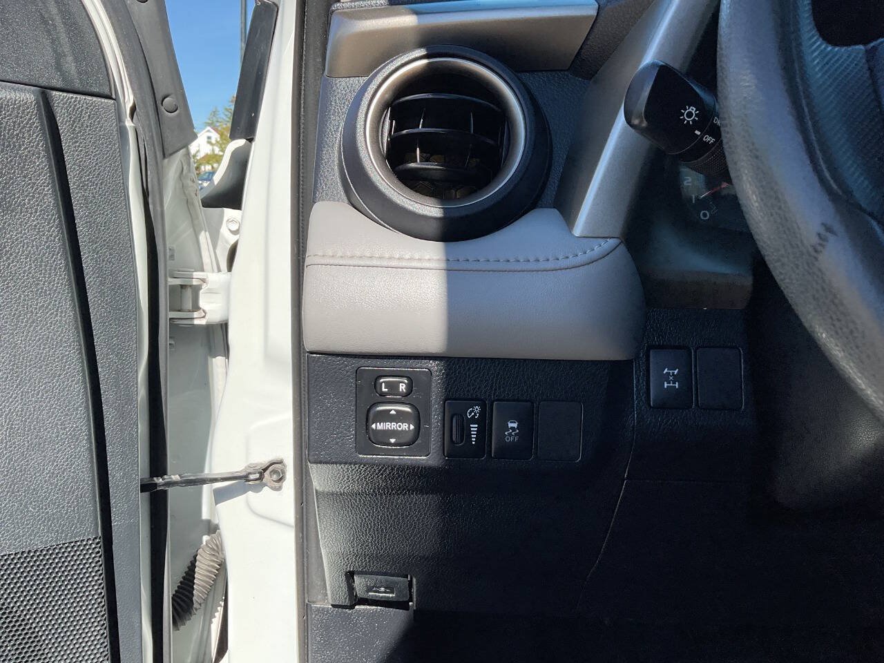 Used 2013 Toyota RAV4 XLE AWD/4WD image 16