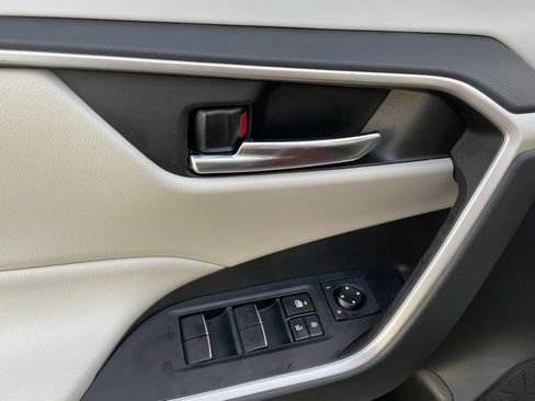 Used 2021 Toyota RAV4 XLE Premium image 11