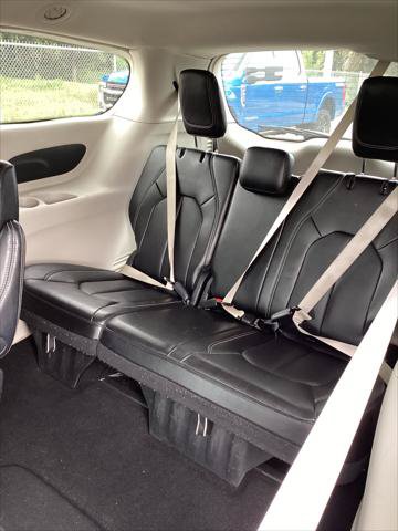Used 2024 Chrysler Pacifica Touring-L FWD image 9