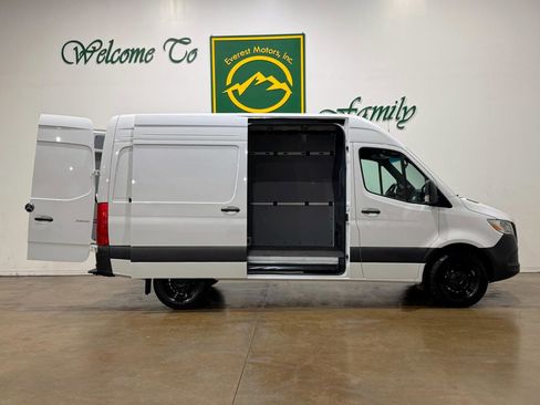 Used 2025 Mercedes-Benz Sprinter 2500 image 27