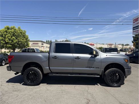 Used 2018 Nissan Titan SV w/ SV Convenience Package AWD/4WD image 2