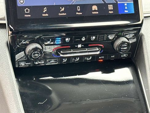 Used 2024 Jeep Grand Cherokee Limited w/ Luxury Tech Group II AWD/4WD image 35