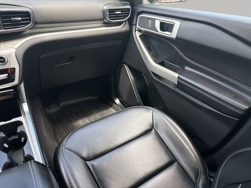 Used 2022 Ford Explorer XLT w/ Equipment Group 202A RWD image 17