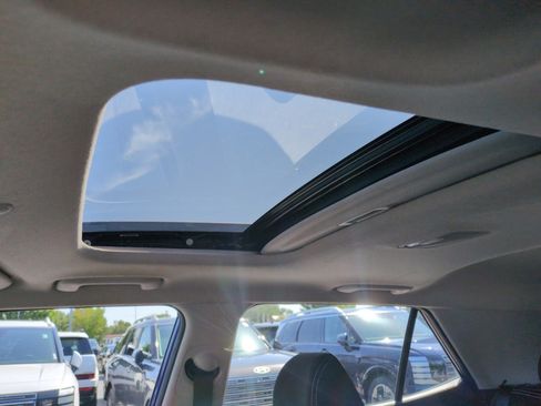 Used 2023 Hyundai Venue SEL FWD image 24