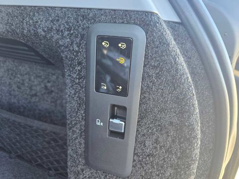 Used 2025 Land Rover Range Rover SV image 19