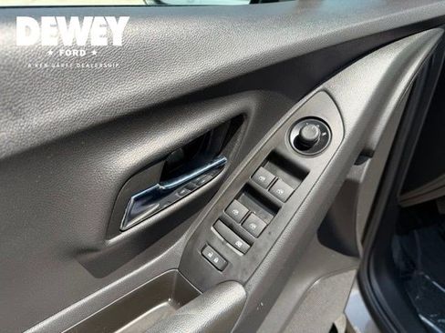 Used 2022 Chevrolet Trax LT w/ Premium Seat Package AWD/4WD image 11