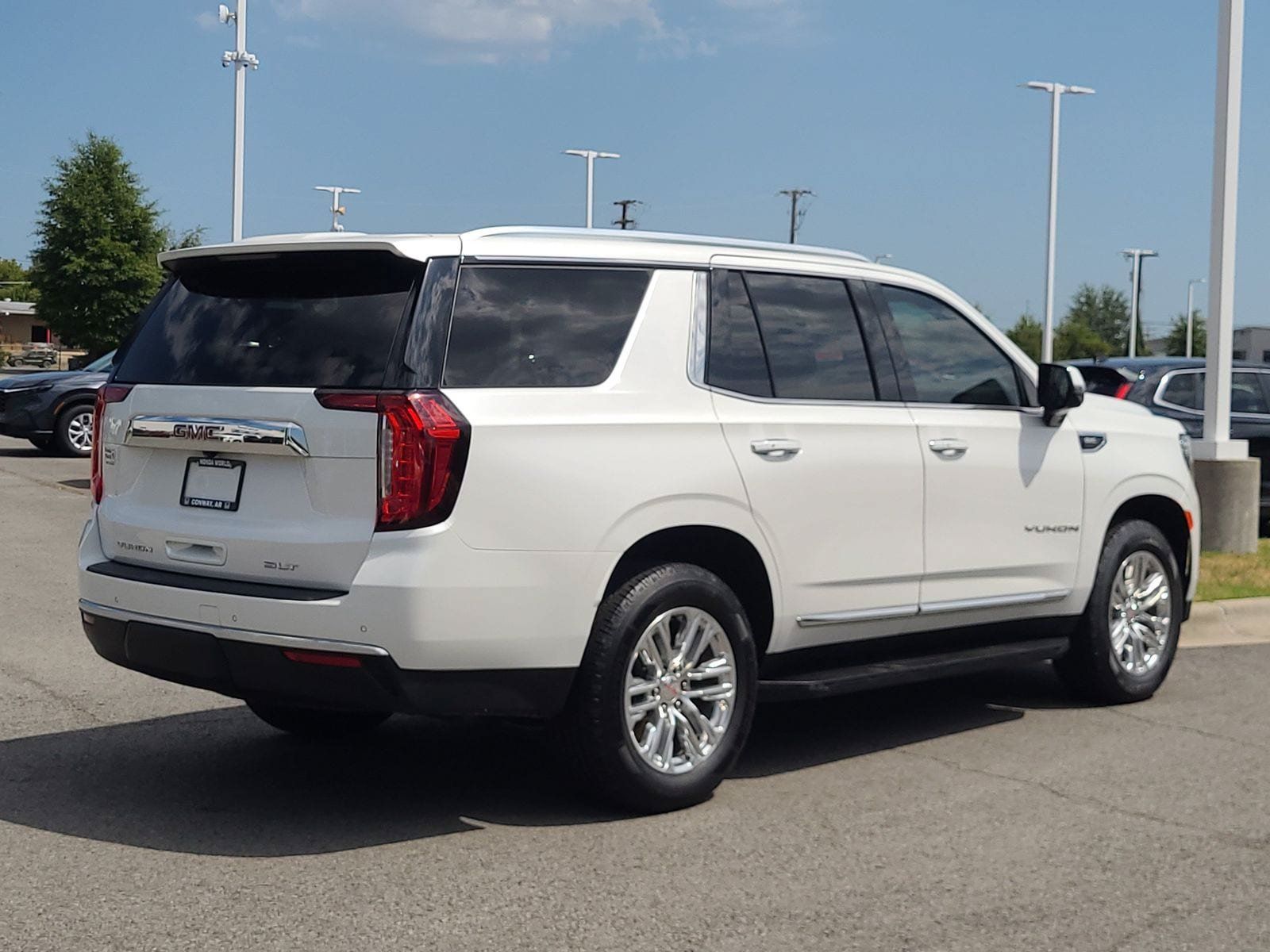 Used 2022 GMC Yukon SLT w/ SLT Premium Package AWD/4WD image 3