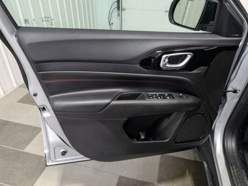 Used 2025 Jeep Compass Trailhawk AWD/4WD image 12
