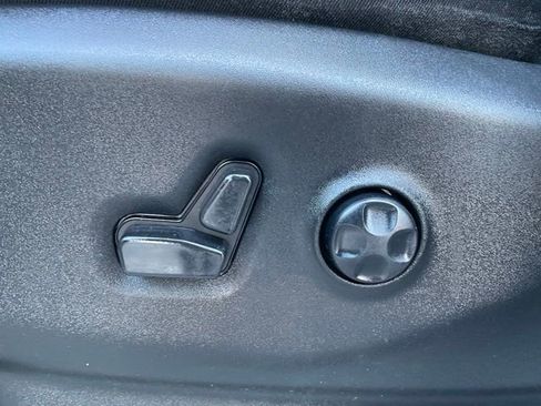 Used 2023 Chrysler Pacifica Touring-L FWD image 12