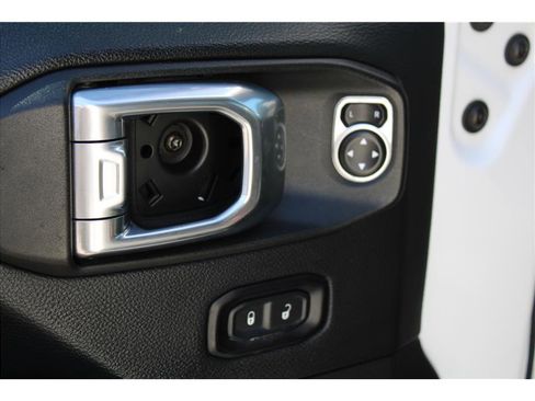 Used 2018 Jeep Wrangler Unlimited Sahara w/ Uconnect 4C Nav & Sound Group AWD/4WD image 17