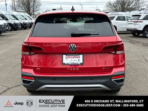 Used 2024 Volkswagen Taos SE w/ Panoramic Sunroof Package image 3