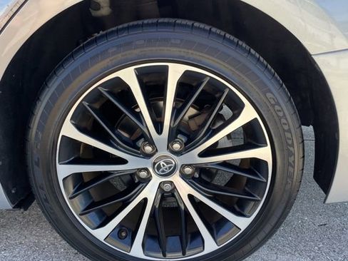 Used 2020 Toyota Camry SE image 10