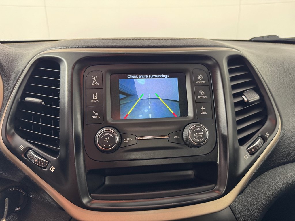 Used 2016 Jeep Cherokee Sport FWD image 18
