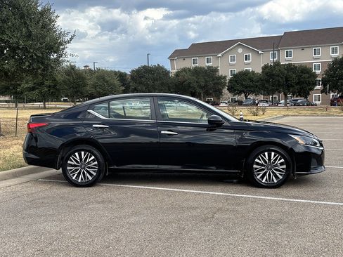 Used 2024 Nissan Altima 2.5 SV AWD/4WD image 6