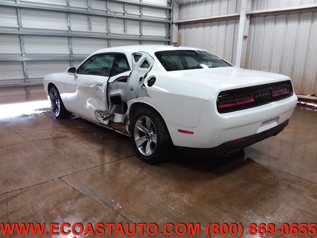 Used 2016 Dodge Challenger SXT RWD image 2