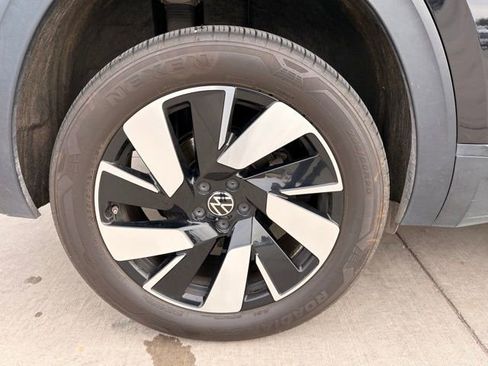 Used 2025 Volkswagen Atlas Cross Sport SE AWD/4WD image 6
