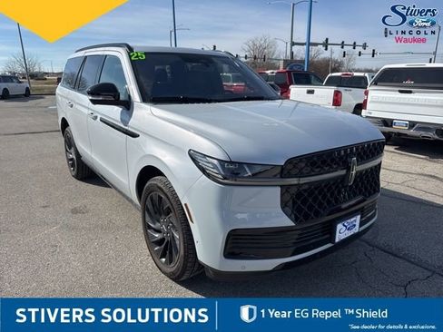 Used 2025 Lincoln Navigator Reserve w/ Jet Appearance Package image 3