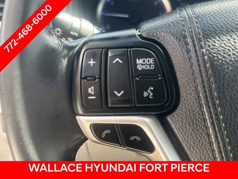 Used 2019 Toyota Highlander Plus AWD/4WD image 28