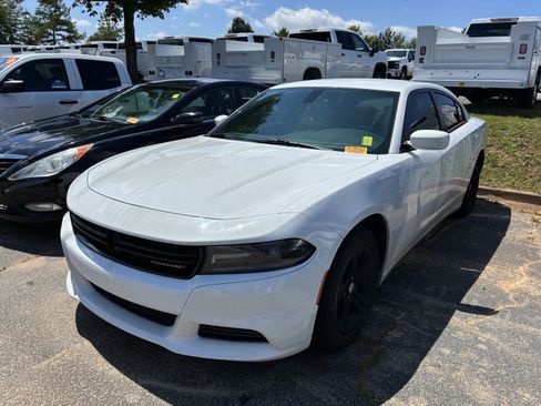 Used 2019 Dodge Charger SXT RWD image 3