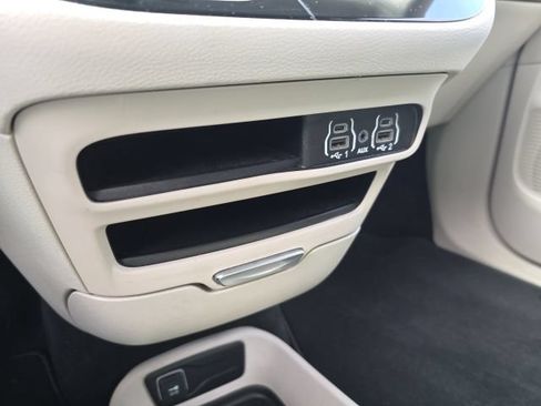 Used 2023 Chrysler Pacifica Touring-L FWD image 26