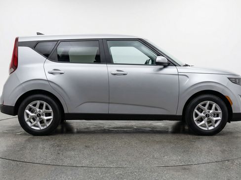 Used 2025 Kia Soul LX w/ LX Technology Package FWD image 11